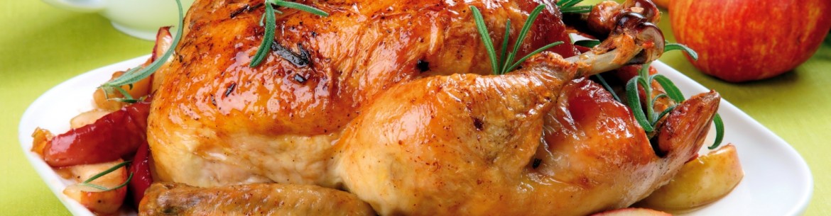 Poulet rôti au four avec des pommes pour une table de fête