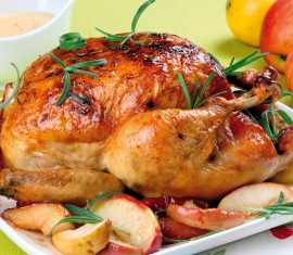 Poulet rôti au four avec des pommes pour une table de fête