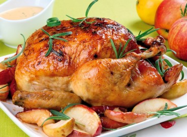 Poulet rôti au four avec des pommes pour une table de fête