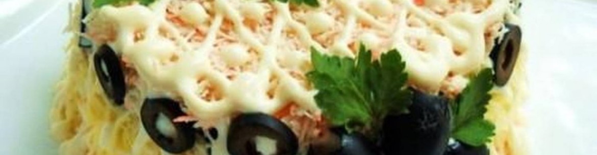 Salade composée du Nouvel An avec bâtonnets de crabe et pétoncles