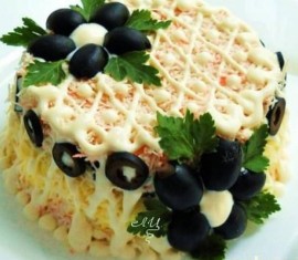 Salade composée du Nouvel An avec bâtonnets de crabe et pétoncles