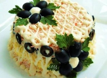 Salade composée du Nouvel An avec bâtonnets de crabe et pétoncles