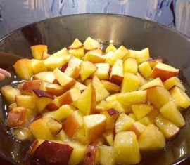 Pommes caramélisées dans une poêle