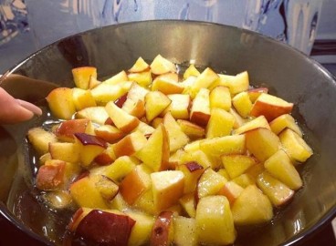 Pommes caramélisées dans une poêle