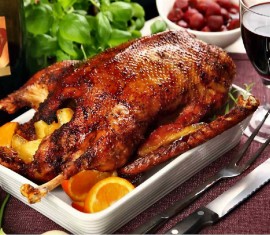 Oie farcie aux pommes cuite au four