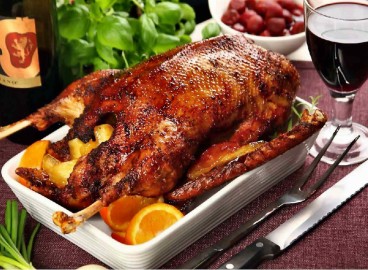 Oie farcie aux pommes cuite au four