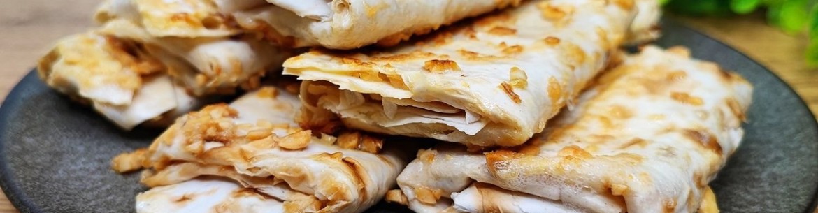Enveloppes de lavash aux pommes dans une poêle à frire