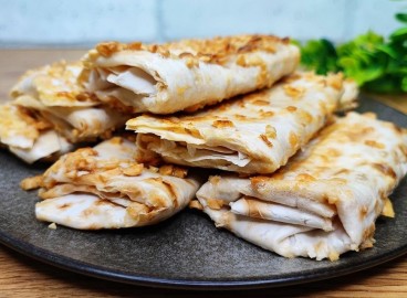 Enveloppes de lavash aux pommes dans une poêle à frire