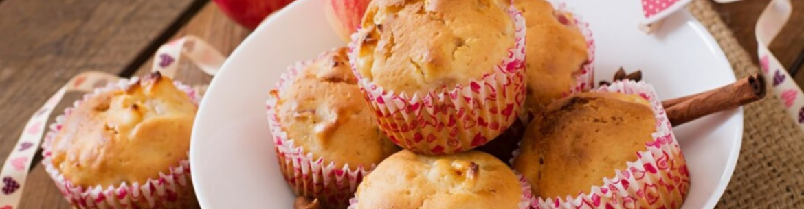 Muffins aux pommes dans des moules au four