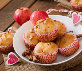Muffins aux pommes dans des moules au four