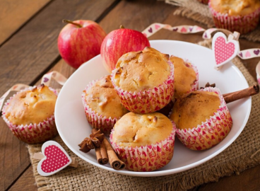 Muffins aux pommes dans des moules au four