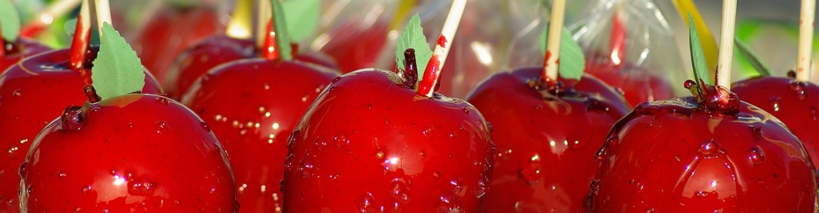 Pommes d'amour sur un bâtonnet