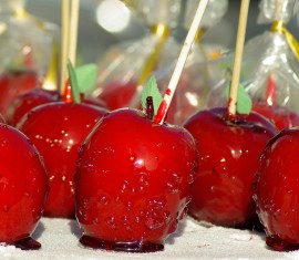 Pommes d'amour sur un bâtonnet