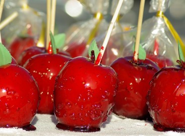 Pommes d'amour sur un bâtonnet