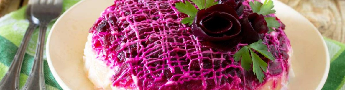 Hareng sous un manteau de fourrure avec des pommes