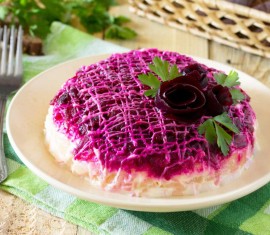 Hareng sous un manteau de fourrure avec des pommes