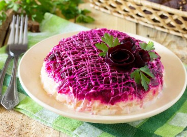 Hareng sous un manteau de fourrure avec des pommes