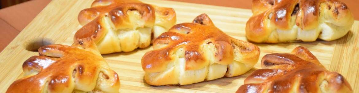 Petits pains feuilletés aux pommes, faits à partir de pâte levée