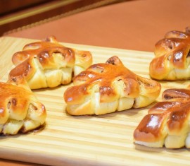 Petits pains feuilletés aux pommes, faits à partir de pâte levée