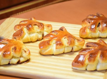 Petits pains feuilletés aux pommes, faits à partir de pâte levée