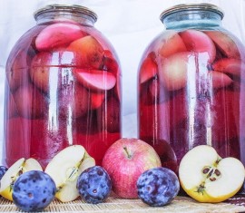 Compote de prunes et de pommes pour l'hiver