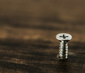 Pourquoi enfonce-t-on un clou dans un pommier ?