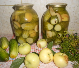 Concombres marinés aux pommes pour l'hiver