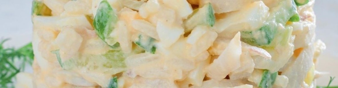 Salade de calamars et de pommes pour une table de fête