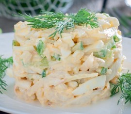 Salade de calamars et de pommes pour une table de fête