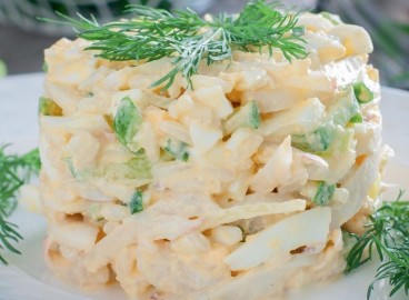 Salade de calamars et de pommes pour une table de fête