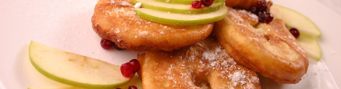 Pommes en pâte à frire dans une poêle