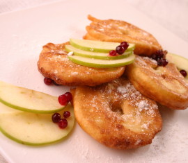 Pommes en pâte à frire dans une poêle