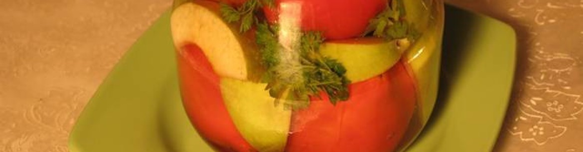 Tomates à l'allemande avec des pommes pour l'hiver