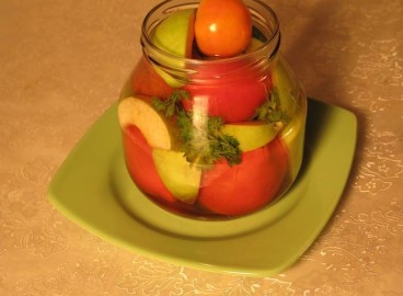 Tomates à l'allemande avec des pommes pour l'hiver