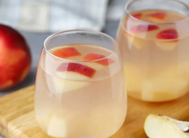 Compote de poires et de pommes dans une casserole