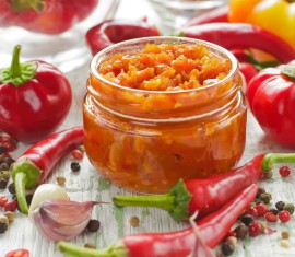 Adjika de courgettes et de pommes pour l'hiver