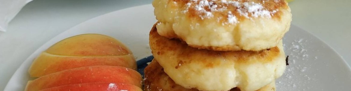 Crêpes au fromage blanc et aux pommes cuites à la poêle