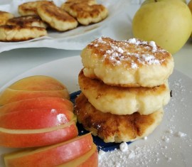 Crêpes au fromage blanc et aux pommes cuites à la poêle