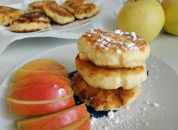 Crêpes au fromage blanc et aux pommes cuites à la poêle