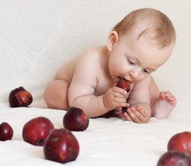 À quel âge peut-on commencer à donner des pommes et du jus de pomme à son bébé ?