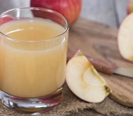 Jus de pommes sauvages pour l'hiver, préparé avec un extracteur de jus