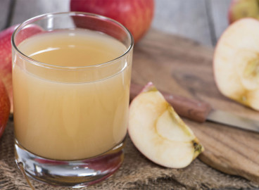 Jus de pommes sauvages pour l'hiver, préparé avec un extracteur de jus