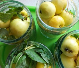 Pommes sucrées et parfumées au sirop de menthe