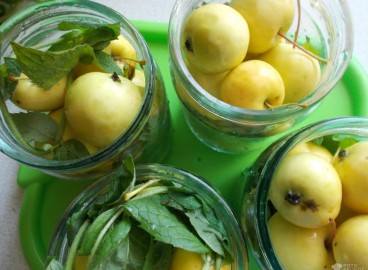 Pommes sucrées et parfumées au sirop de menthe