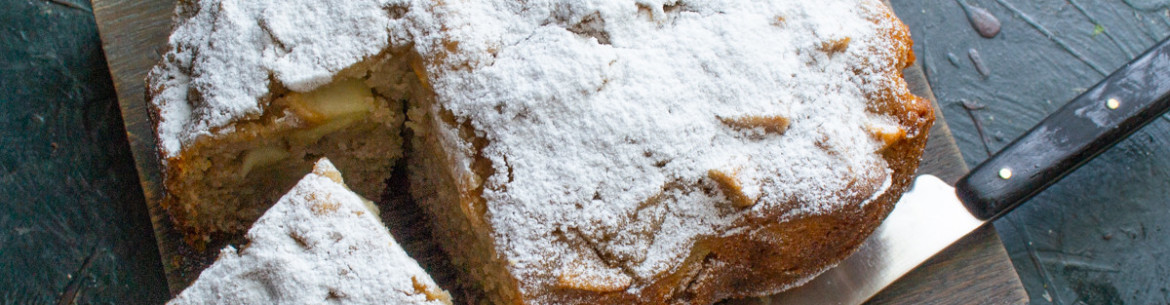 Gâteau délicat à la manne, aux pommes et à la cannelle