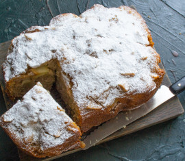Gâteau délicat à la manne, aux pommes et à la cannelle