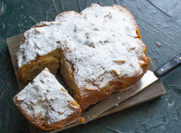 Gâteau délicat à la manne, aux pommes et à la cannelle