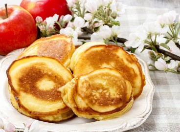 Crêpes moelleuses au kéfir et aux pommes