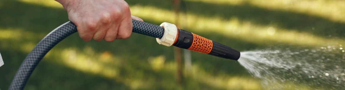 Quel tuyau d'arrosage choisir : il faut en choisir un qui soit durable et résistant aux pliures.