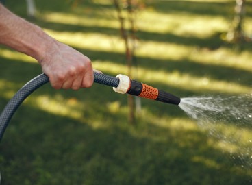 Quel tuyau d'arrosage choisir : il faut en choisir un qui soit durable et résistant aux pliures.